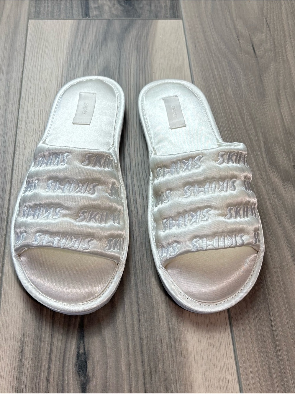 🕊️ SKIMS Embroidered Satin Logo Slide Slippers Marble Off White Size 38 NWOT✨